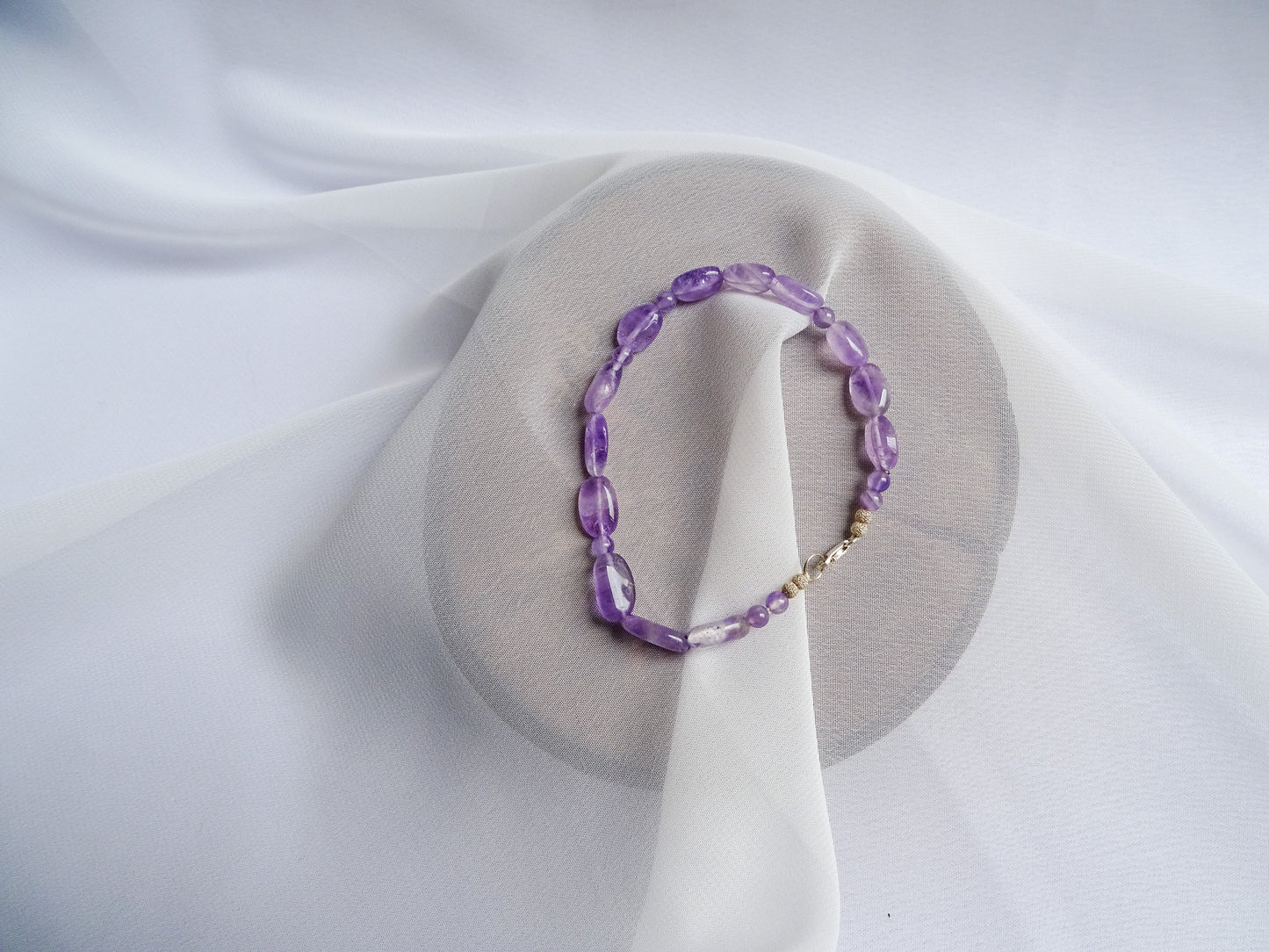 Amatista lavanda con broche