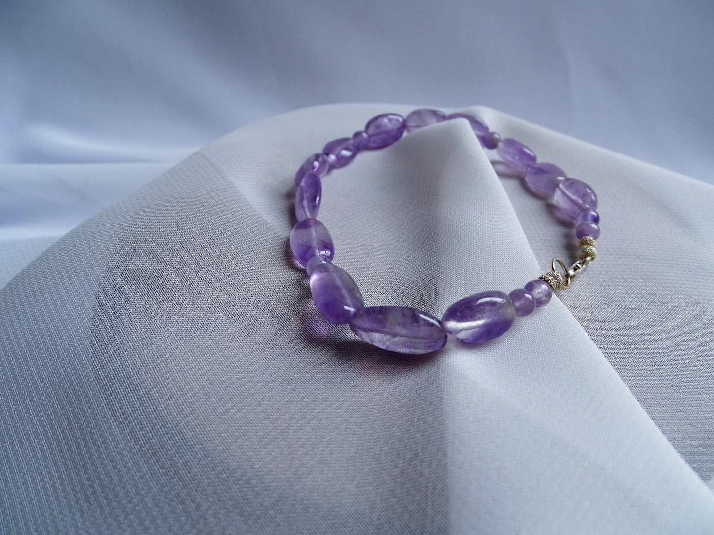 Amatista lavanda con broche