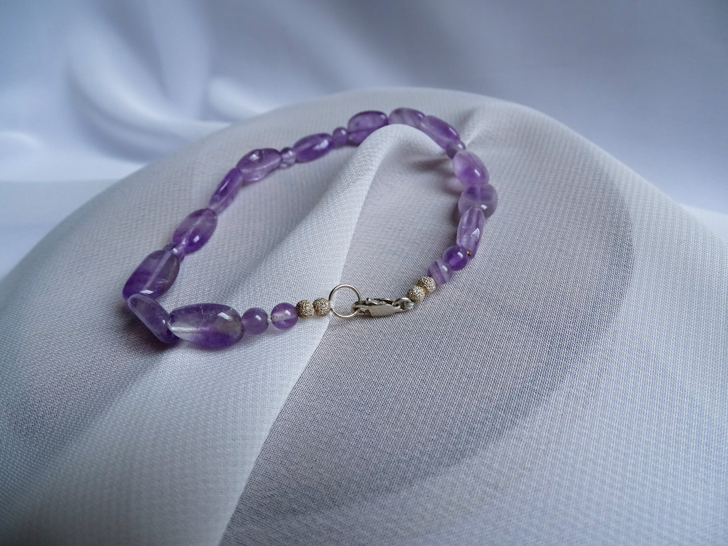 Amatista lavanda con broche