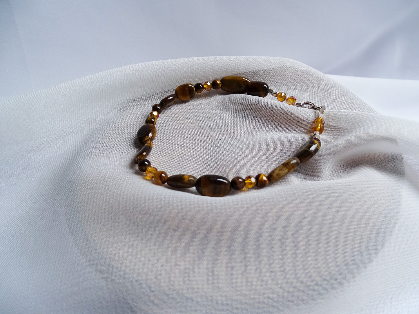 Ojo de tigre con broche