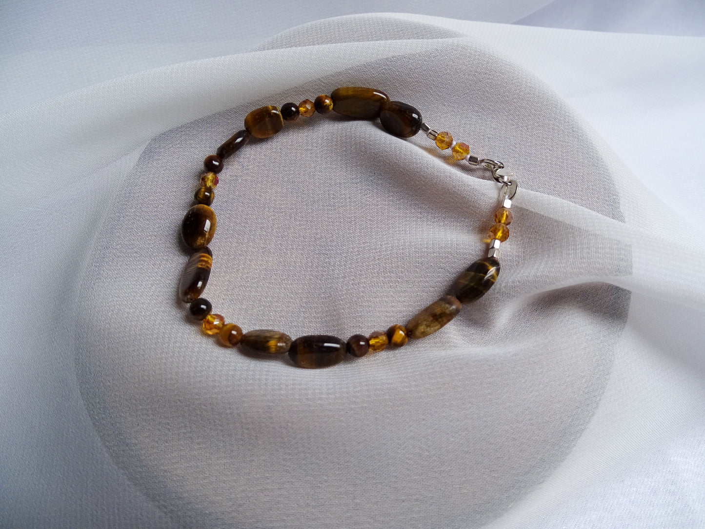 Ojo de tigre con broche