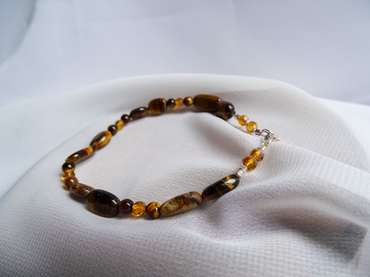 Ojo de tigre con broche
