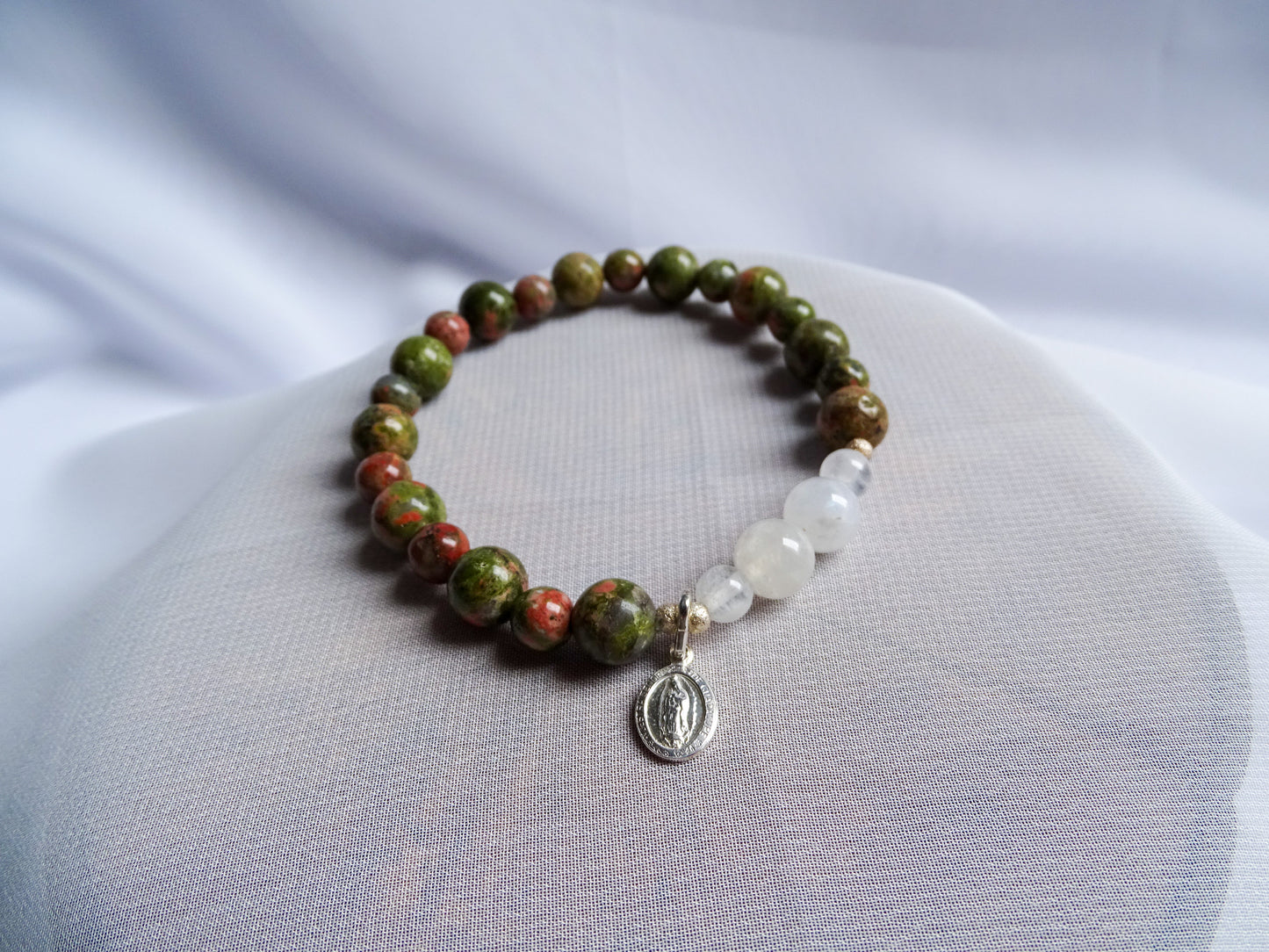Unakita y Piedra luna con Virgen de Guadalupe