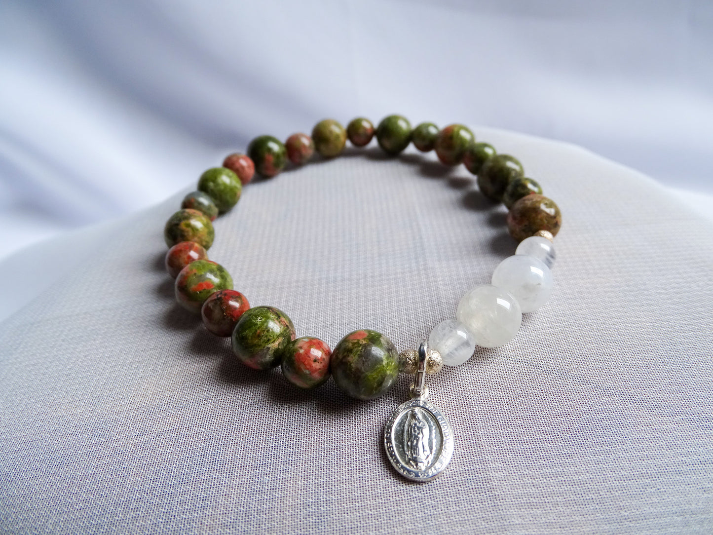 Unakita y Piedra luna con Virgen de Guadalupe
